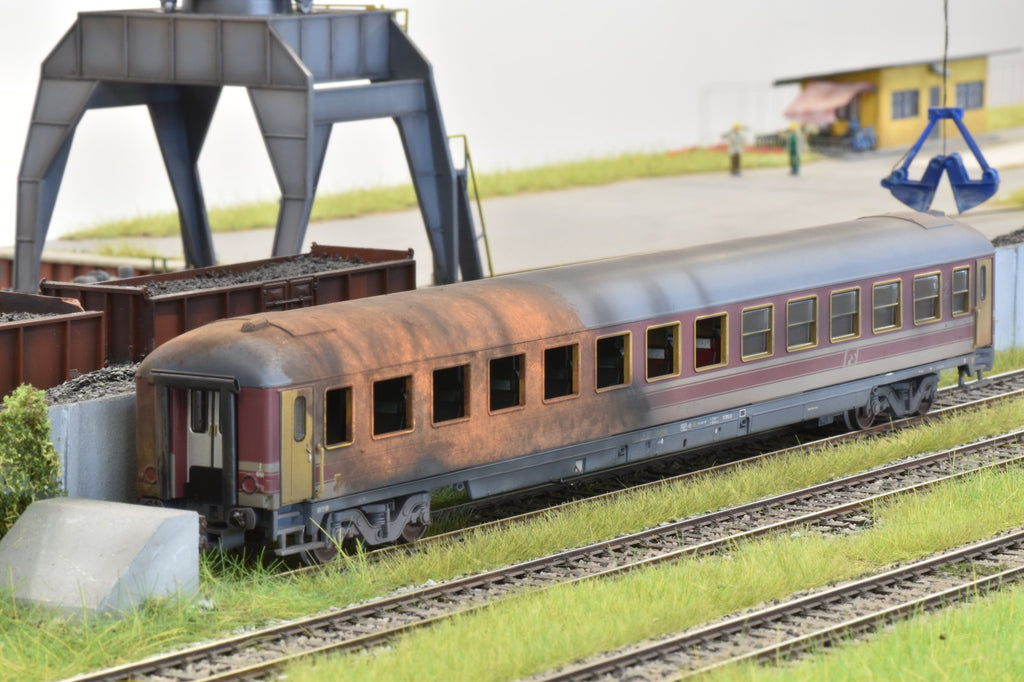 A train carriage on fire, between model and reality!