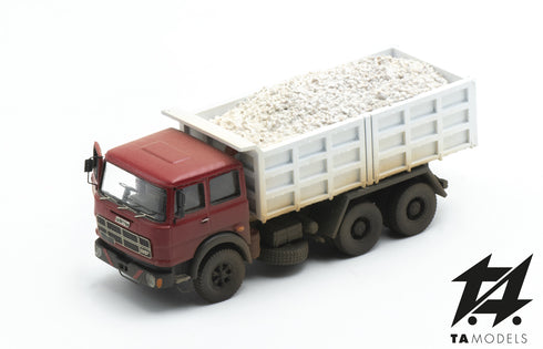 Fiat 697 invecchiato rosso con Cassone da Cava e sportello aperto scala H0 1:87