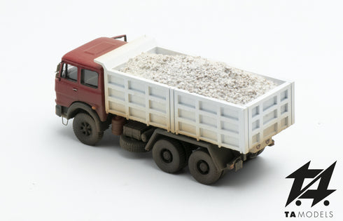 Fiat 697 invecchiato rosso con Cassone da Cava e sportello aperto scala H0 1:87