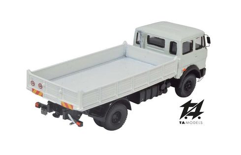 684 2-axle truck with white body