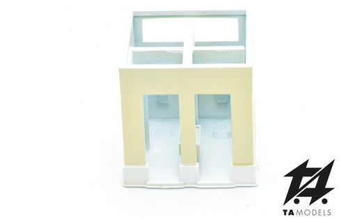 Gabinetti di stazione FS giallo ocra con interni riprodotti scala H0 1:87