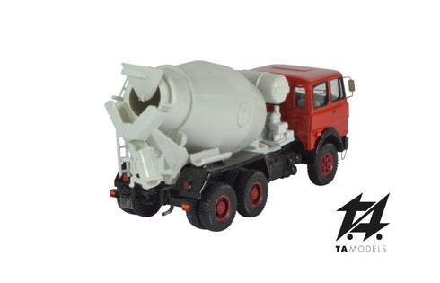 Camion 697 3 Assi Montato Rosso con Betoniera Bianca