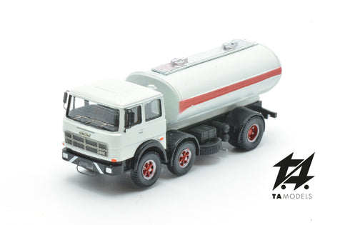 Truck 691 2+1 Axles Short Wheelbase Assembled White Black Frame with Tank