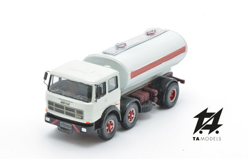 Truck 691 2+1 Axles Short Wheelbase Assembled White Red Frame with Tank