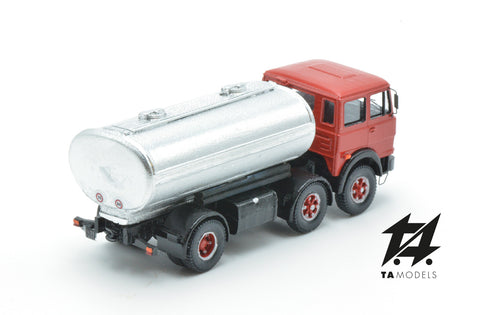 Camion 691 2+1 Assi Passo Corto Montato Rosso Telaio Nero con Cisterna