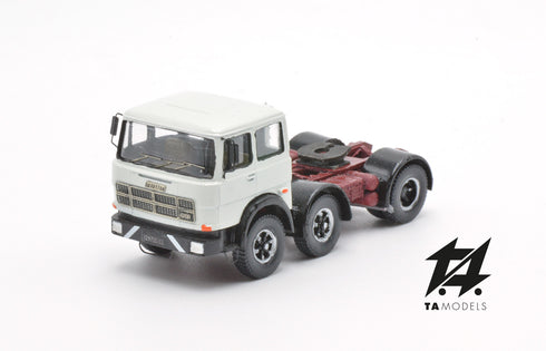 White Tractor-mounted 691 2+1 Axle Truck with Red Frame