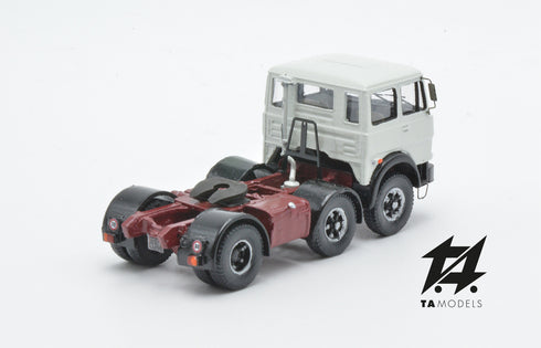 White Tractor-mounted 691 2+1 Axle Truck with Red Frame